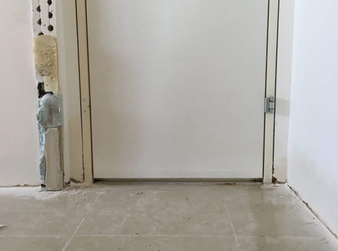 שלב 4: הדלת מותקנת ננעלת ואוטמת והבית מוכן לריצוף/פרקט החדש